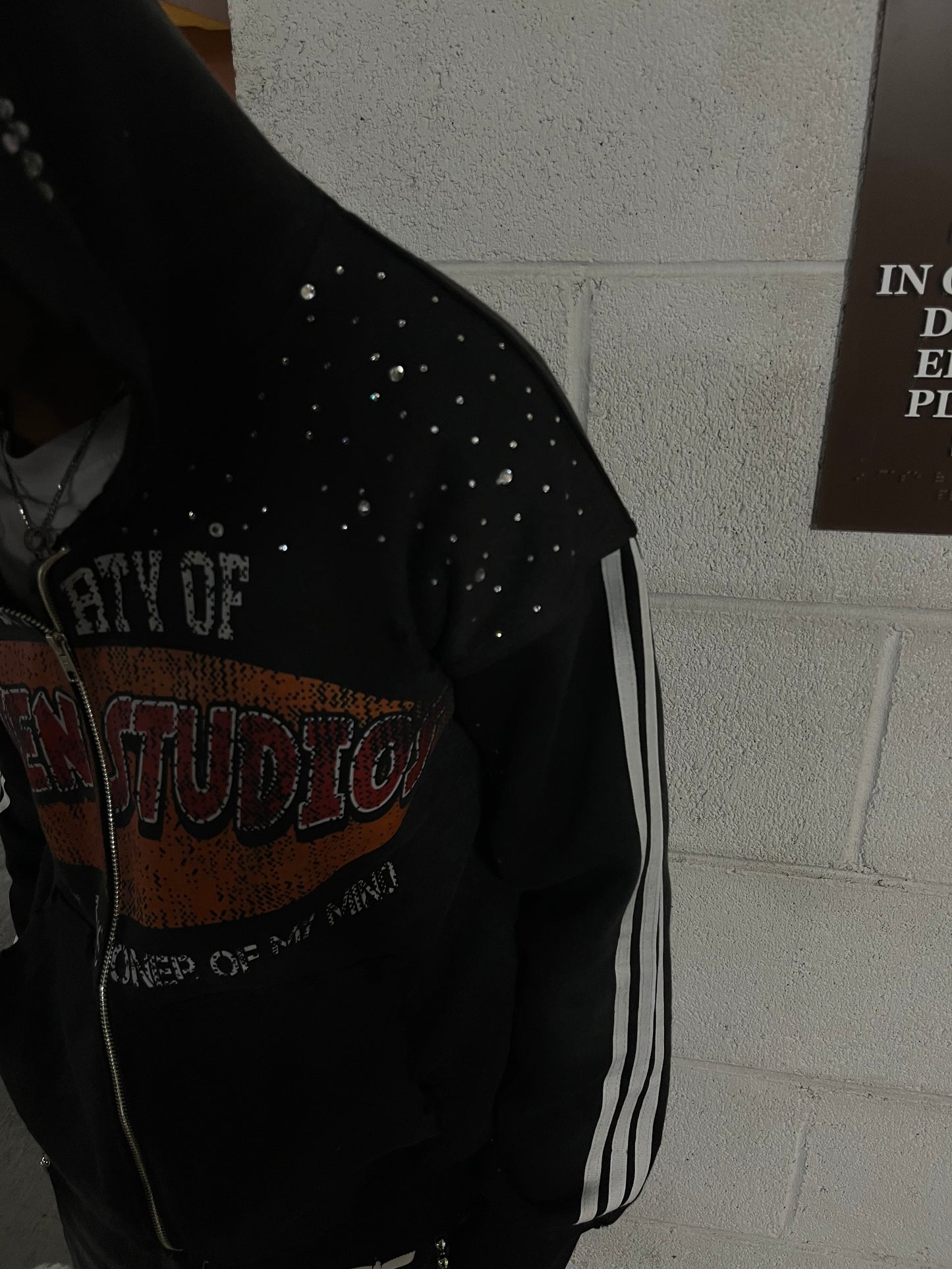 BLACK “i am not a prisoner of my mind” zip up